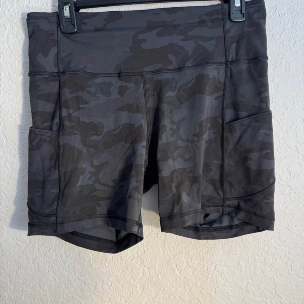 LULULEMON FAST AND FREE 6" BLACK CAMO
BIKER SHORTS size 10